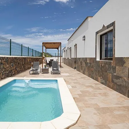Elena Villa *